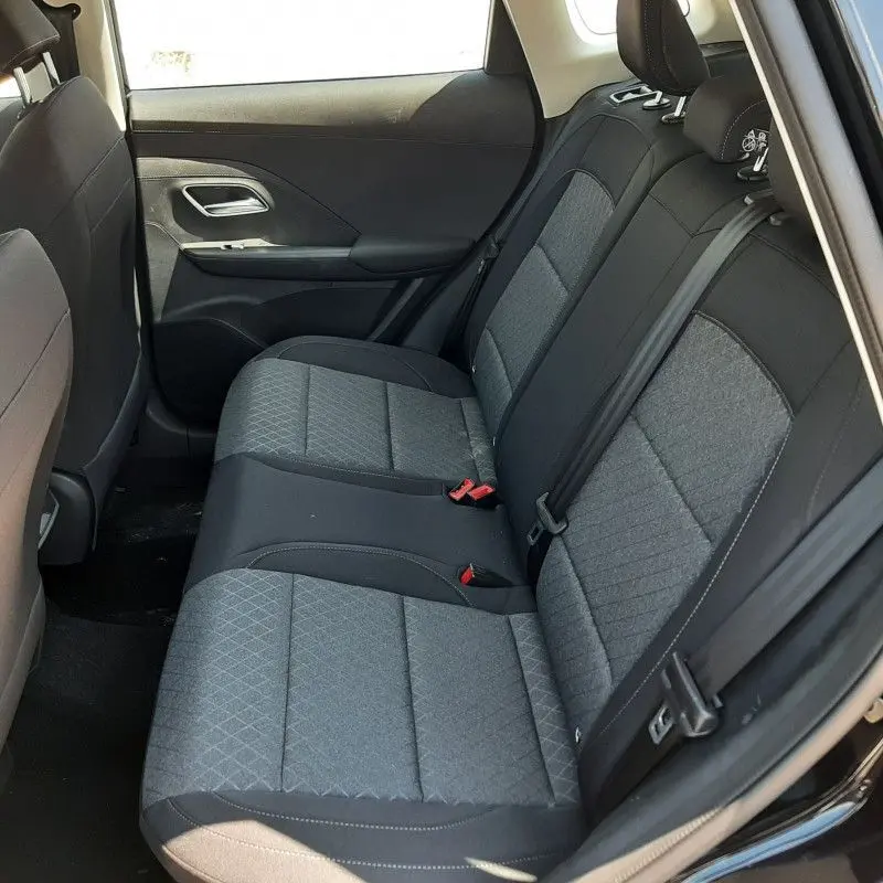 Vue intérieure côté droit des sièges arrière en tissu gris et noir du MG ZS 1.5 L Hybrid+ 2026 Pebble Black.