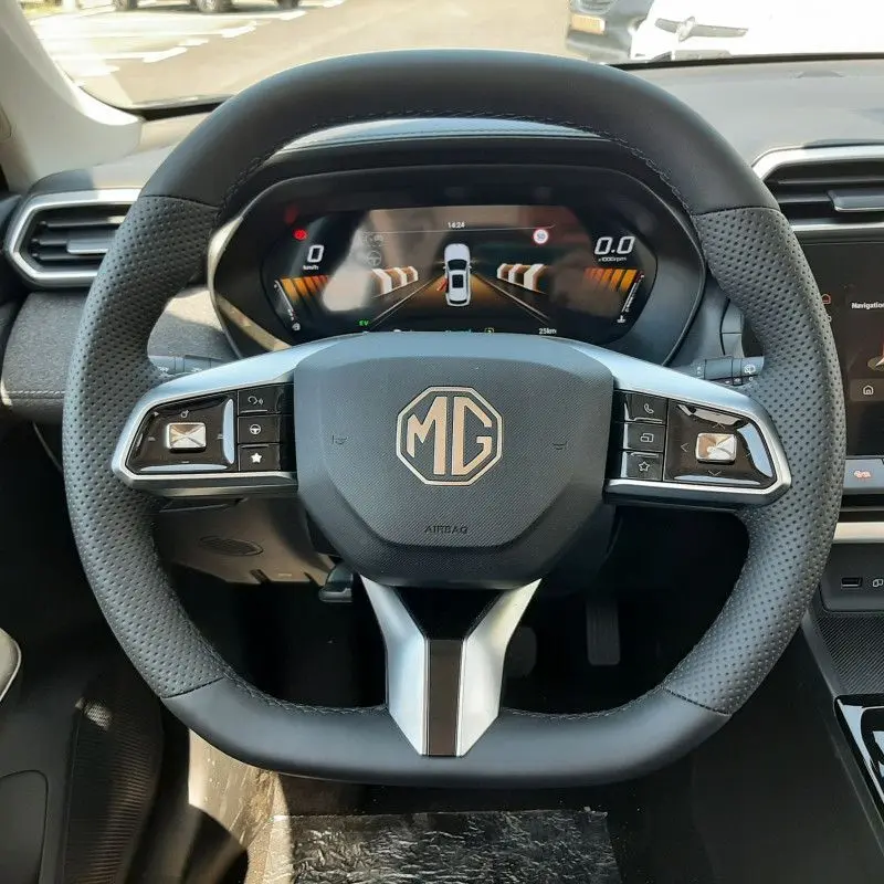 Vue intérieure centrée sur le volant noir perforé du MG ZS 2026 avec tableau de bord numérique et commandes intégrées.