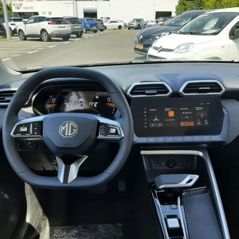Vue intérieure centrée sur le volant et le tableau de bord numérique du MG ZS 1.5 L Hybrid+ 2026 en Pebble Black.