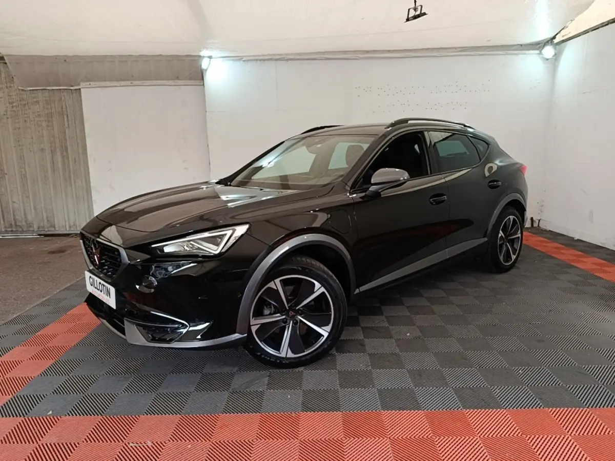 Vue 3/4 avant droite du CUPRA Formentor noir 2024, avec jantes sport et calandre marquée au logo rouge.