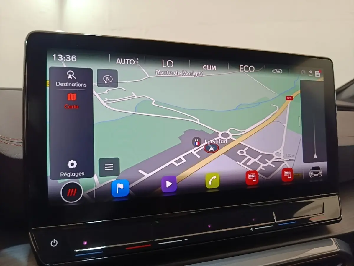 Écran tactile central affichant la navigation 3D du CUPRA Formentor noir, vue intérieure rapprochée.