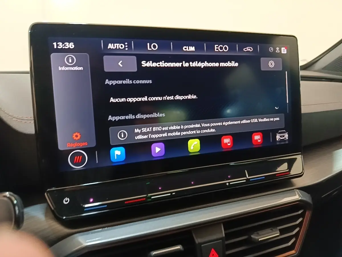 Écran tactile central de 12 pouces affichant la sélection téléphone dans l’habitacle du CUPRA Formentor noir.