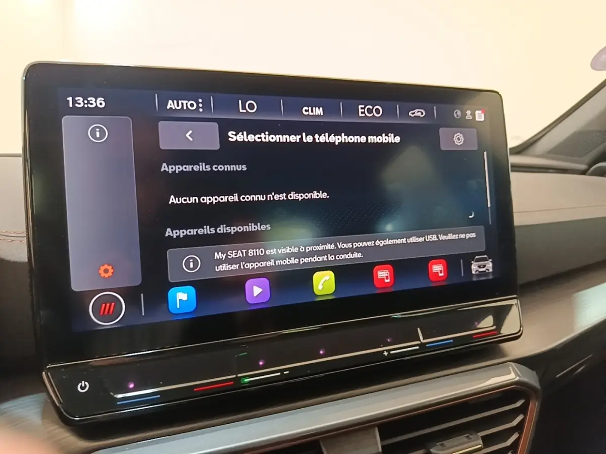 Écran tactile central du tableau de bord du CUPRA Formentor 1.4 e-HYBRID 2024 affichant la connexion Bluetooth.