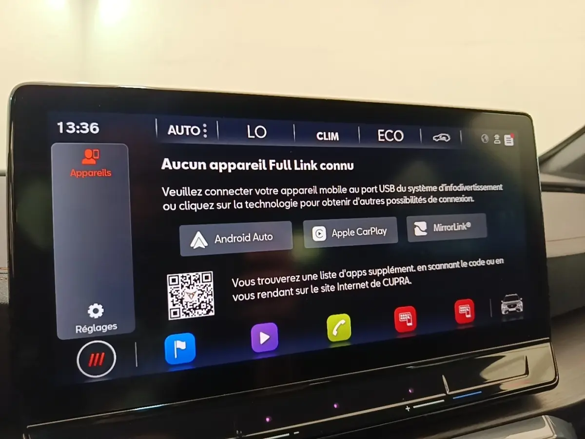 Écran tactile central du CUPRA Formentor 2024 affichant les options de connectivité Apple CarPlay et Android Auto.
