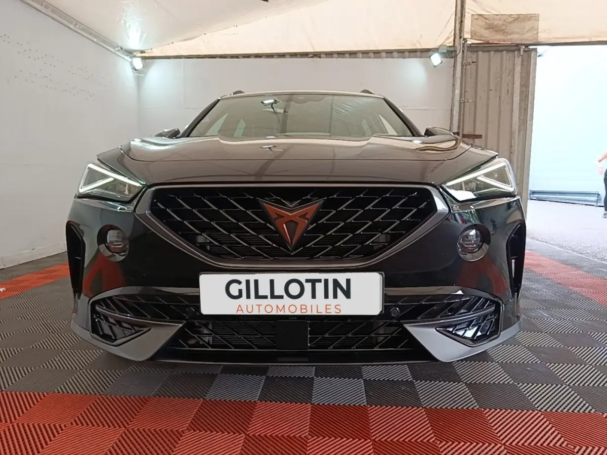 Vue frontale d'un CUPRA Formentor noir 2024 avec calandre distinctive et phares LED anguleux dans un garage.
