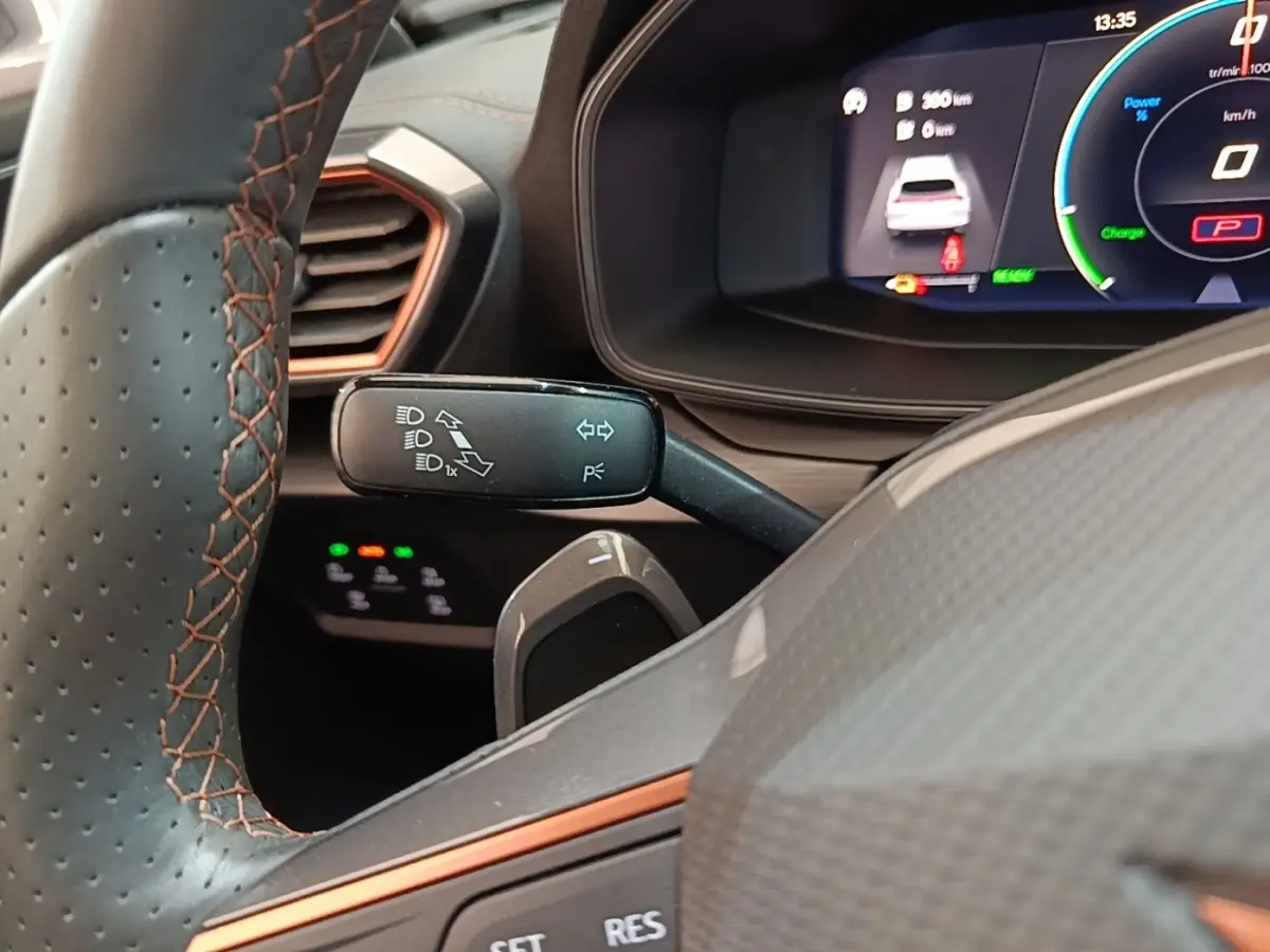 Gros plan sur le volant cuir noir avec surpiqûres cuivrées et le combiné d'instruments digital du CUPRA Formentor 2024.
