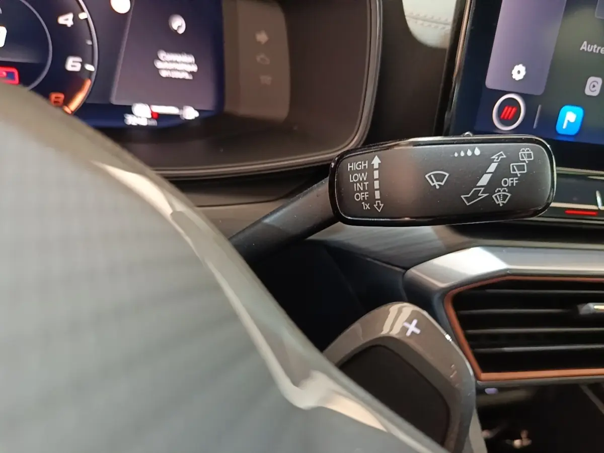 Gros plan sur la commande d’essuie-glace à droite du volant dans l’habitacle du CUPRA Formentor noir 2024.