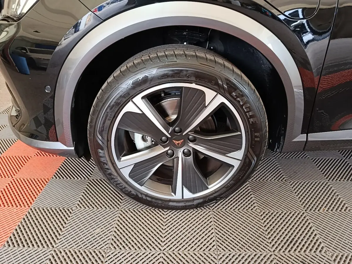 Gros plan sur la roue avant gauche noire du CUPRA Formentor 1.4 e-HYBRID avec jante alu bicolore distinctive.