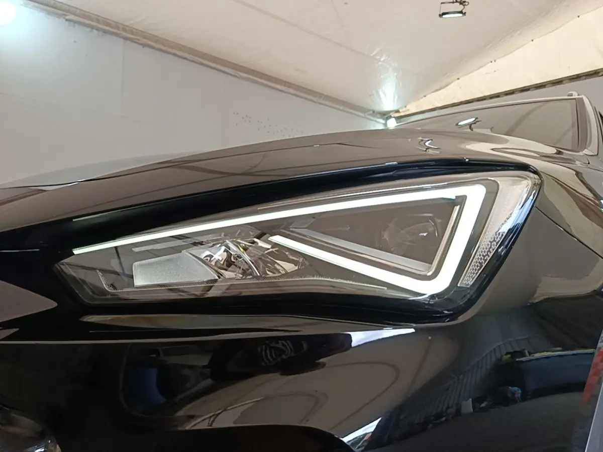 Gros plan sur le phare avant droit LED du CUPRA Formentor noir, soulignant son design anguleux et moderne.