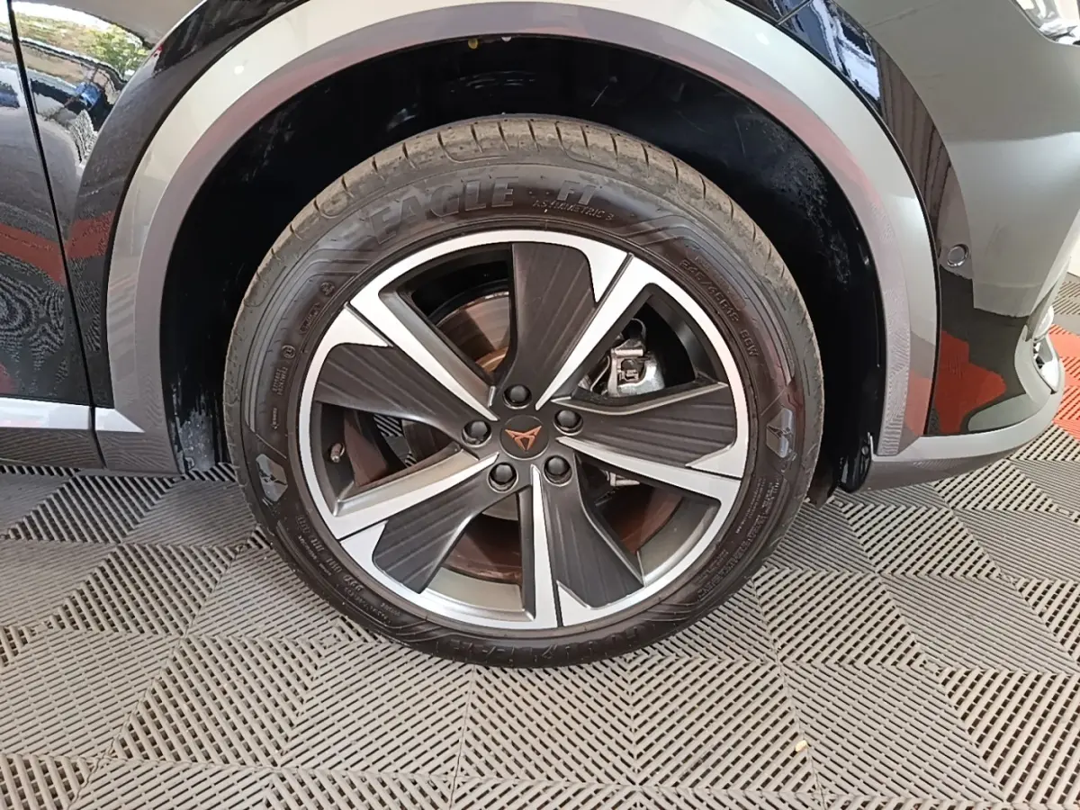 Gros plan sur la roue avant gauche noire du CUPRA Formentor 1.4 e-HYBRID 2024 avec jante alliage bicolore distinctive.