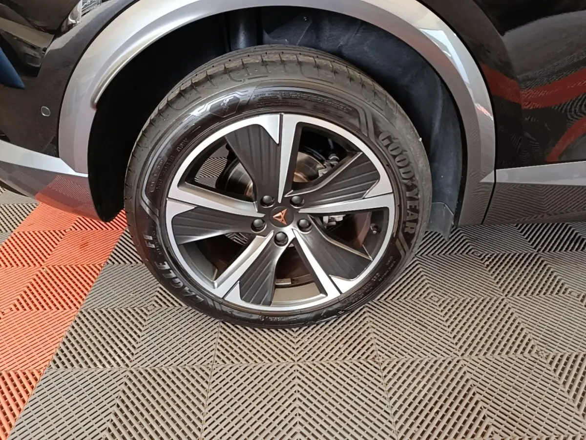 Gros plan sur la roue avant droite noire du CUPRA Formentor 1.4 e-HYBRID avec jante alliage distinctive et pneu Goodyear.