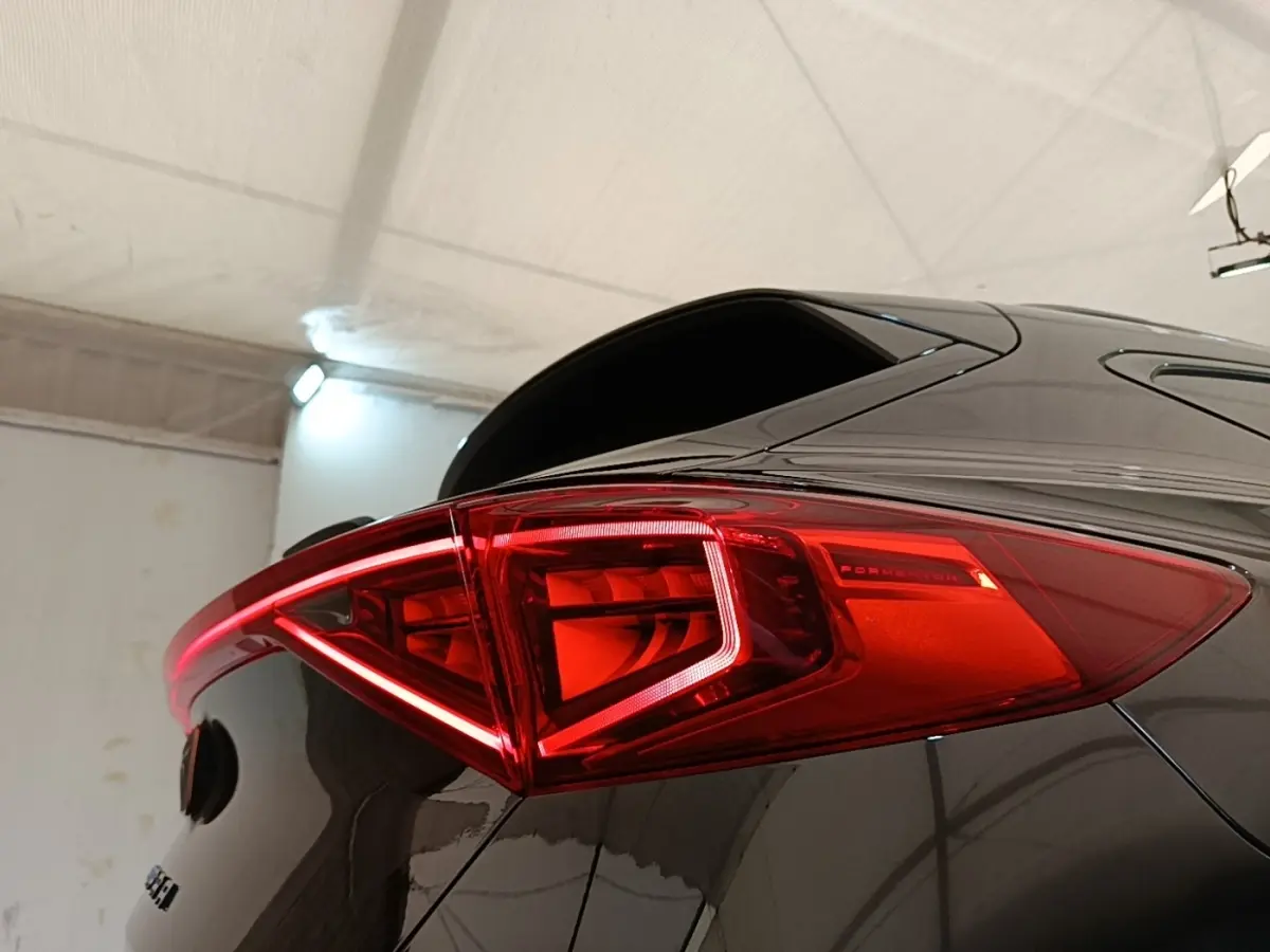 Gros plan sur le feu arrière droit rouge du CUPRA Formentor noir 2024, mettant en valeur son design lumineux distinctif.