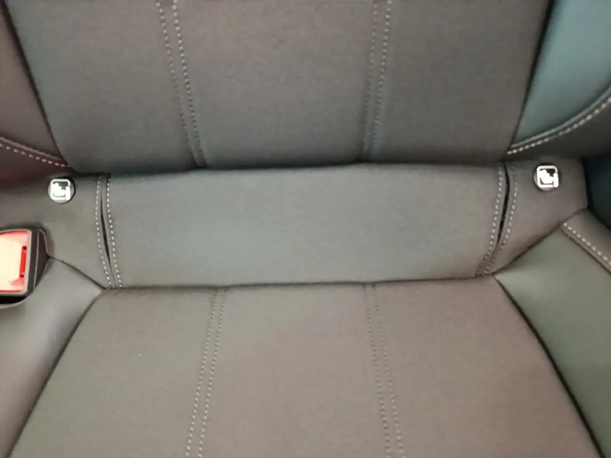 Gros plan sur la banquette arrière noire du CUPRA Formentor 1.4 e-HYBRID avec fixation Isofix visible.