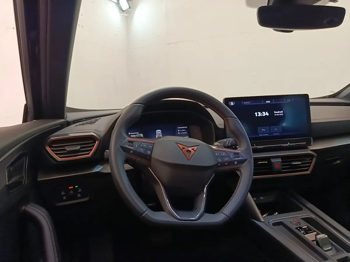 Vue intérieure du tableau de bord et volant noir de la CUPRA Formentor 1.4 e-HYBRID avec écran tactile central.