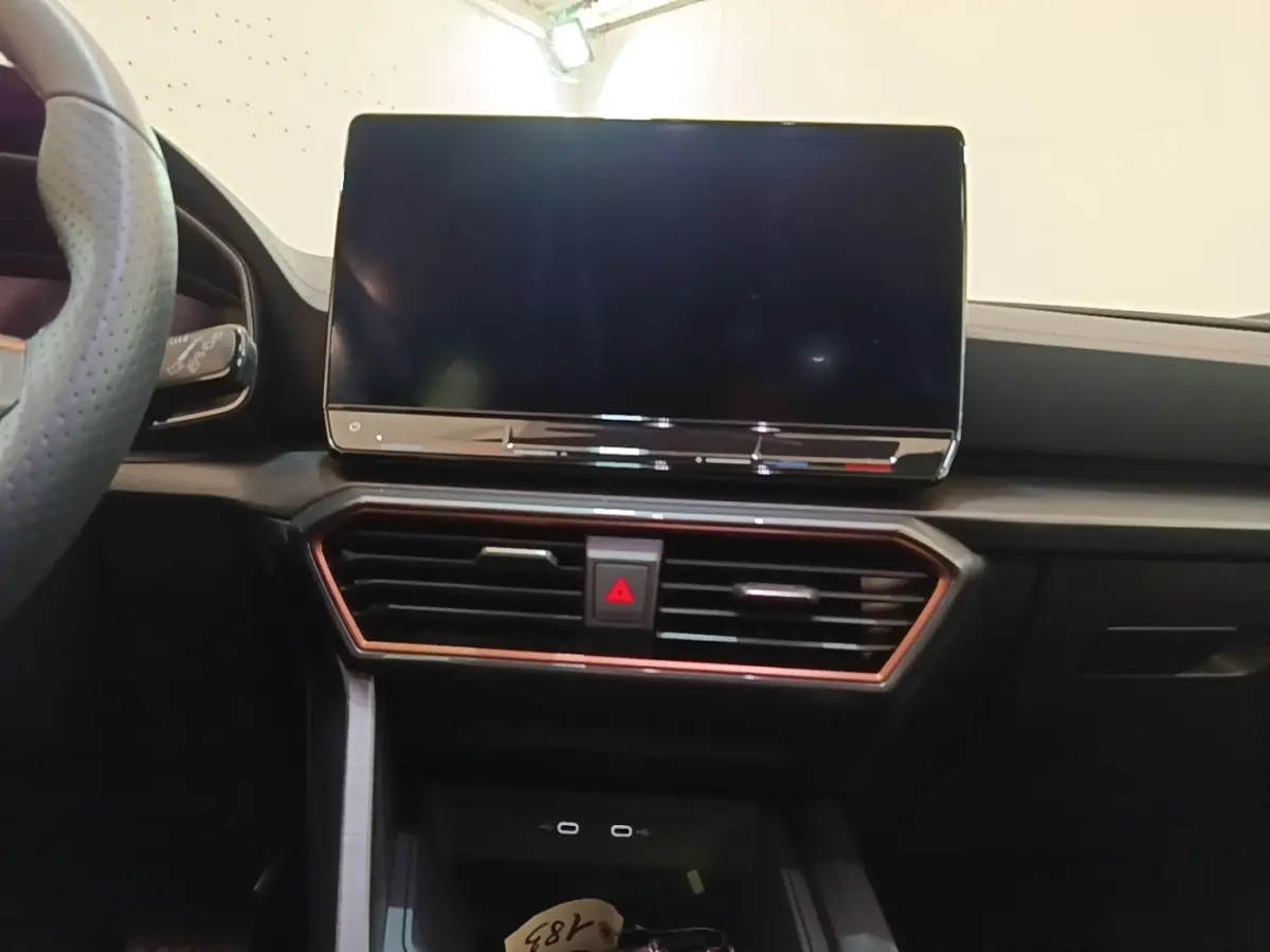 Vue intérieure du tableau de bord du CUPRA Formentor noir 2024, avec écran tactile central et aérateurs horizontaux.
