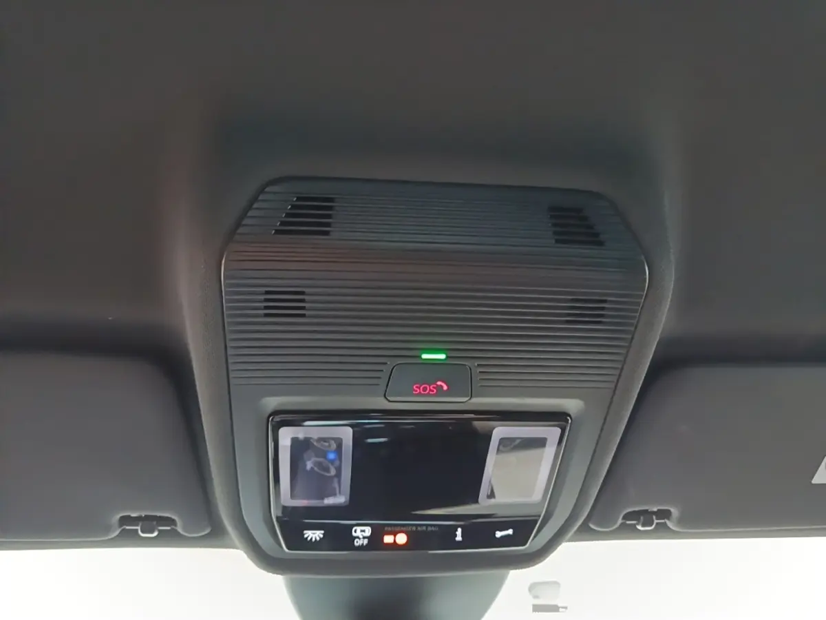 Vue du plafond intérieur du CUPRA Formentor noir 2024, montrant le panneau de commandes avec bouton SOS et éclairage intégré.