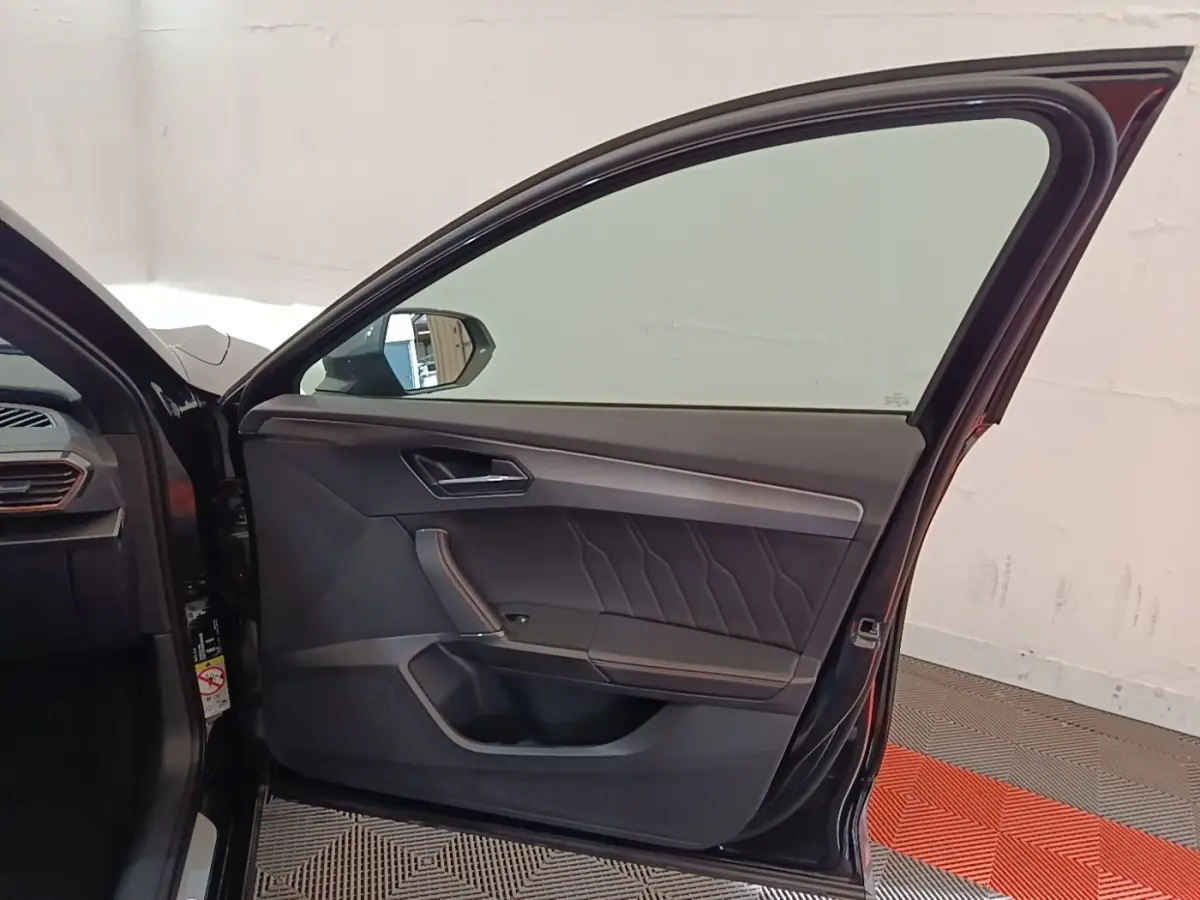 Vue intérieure côté gauche de la porte avant noire du CUPRA Formentor 1.4 e-HYBRID 2024 avec garniture moderne.