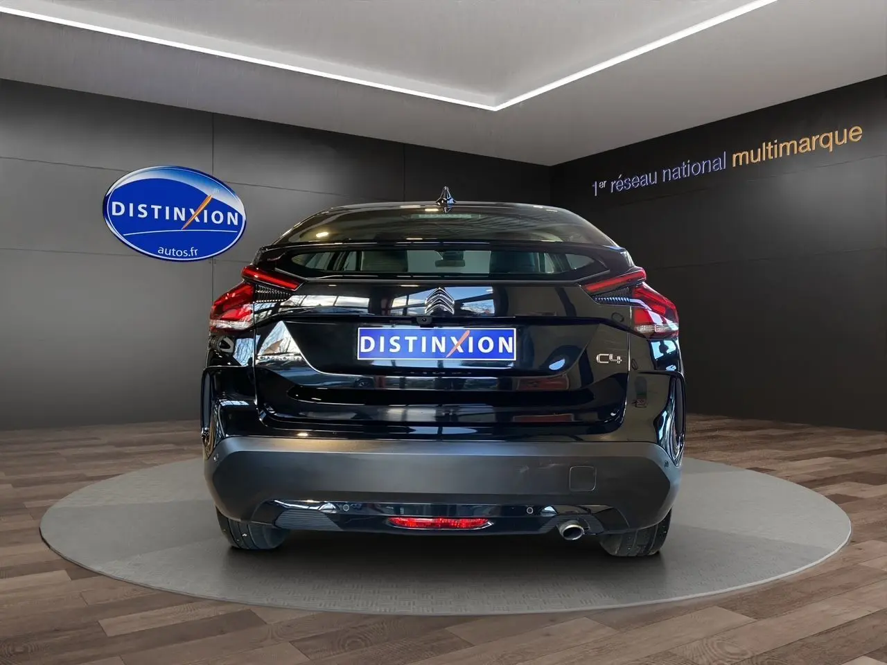 Vue arrière d'une Citroën C4 BlueHDi 130 Plus EAT8 noire Perla Nera, avec feux LED et sortie d'échappement visible.