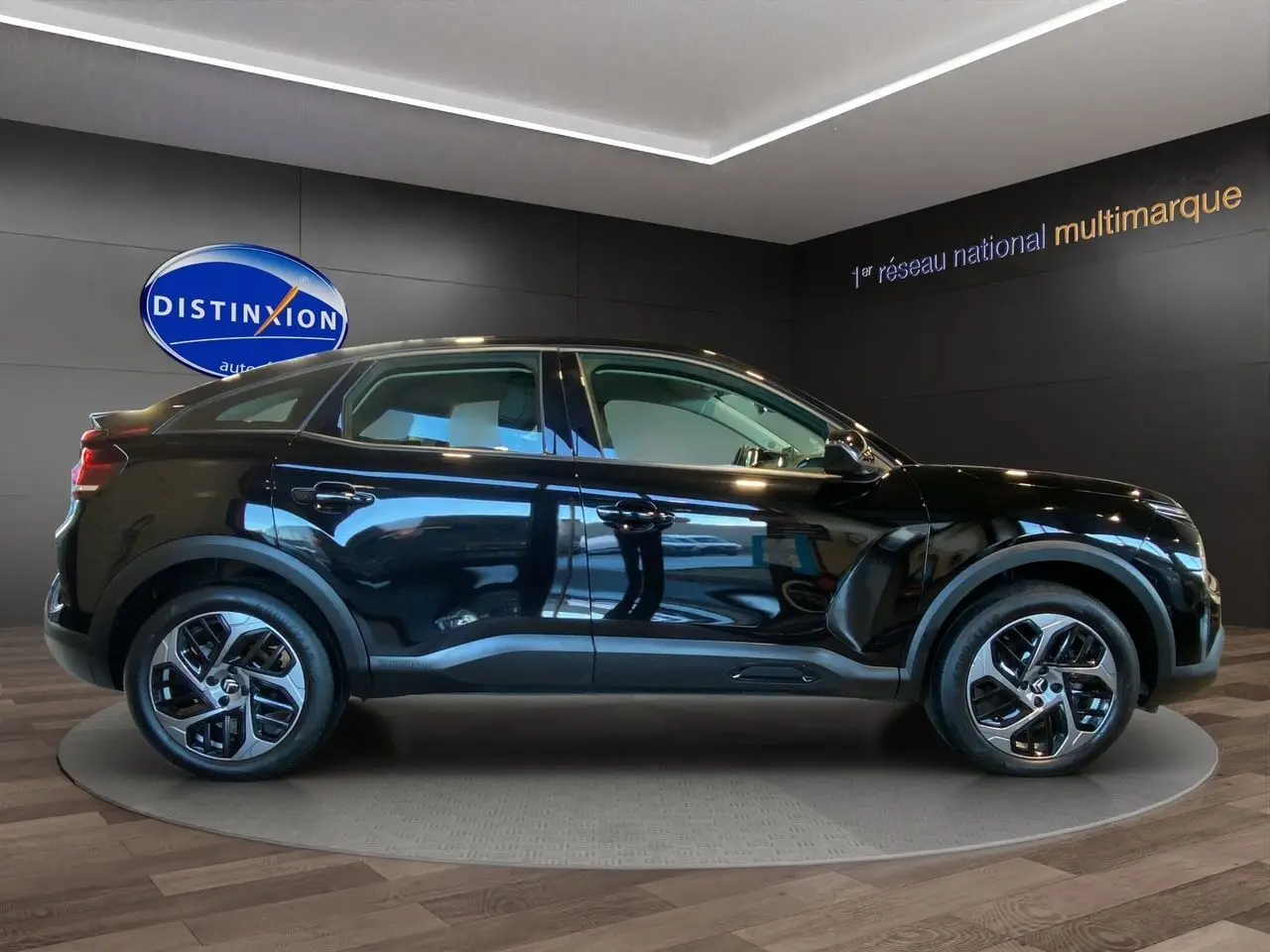 Profil droit d'une Citroën C4 BlueHDi 130 Plus EAT8 noire Perla Nera avec jantes alliage et lignes fluides.