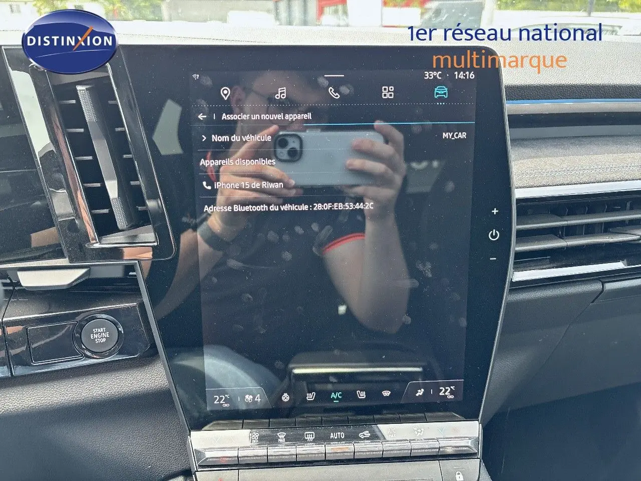 Écran tactile central du tableau de bord du Renault Austral 2024, affichant les connexions Bluetooth et commandes climatisation.