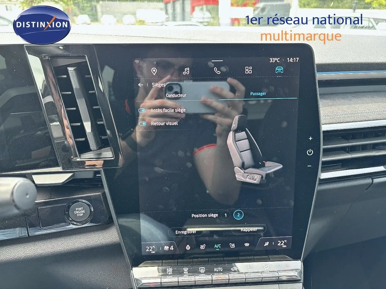 Écran tactile central affichant les réglages des sièges dans l'habitacle du Renault Austral 2024 bleu iron avec toit noir.