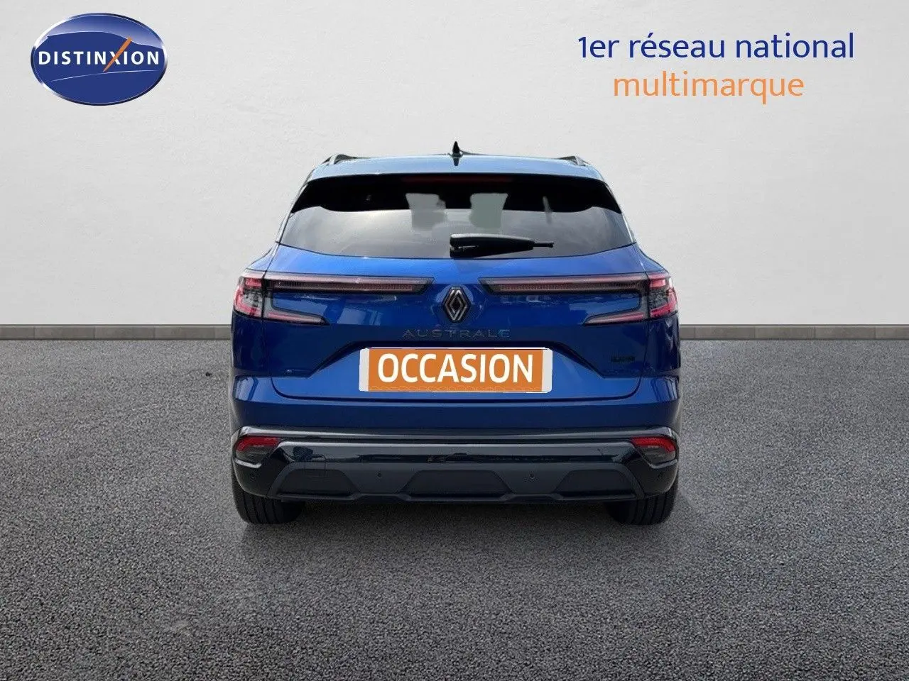 Vue arrière d'un Renault Austral 2024 bleu Iron avec toit noir, mettant en valeur ses feux LED horizontaux et son logo central.