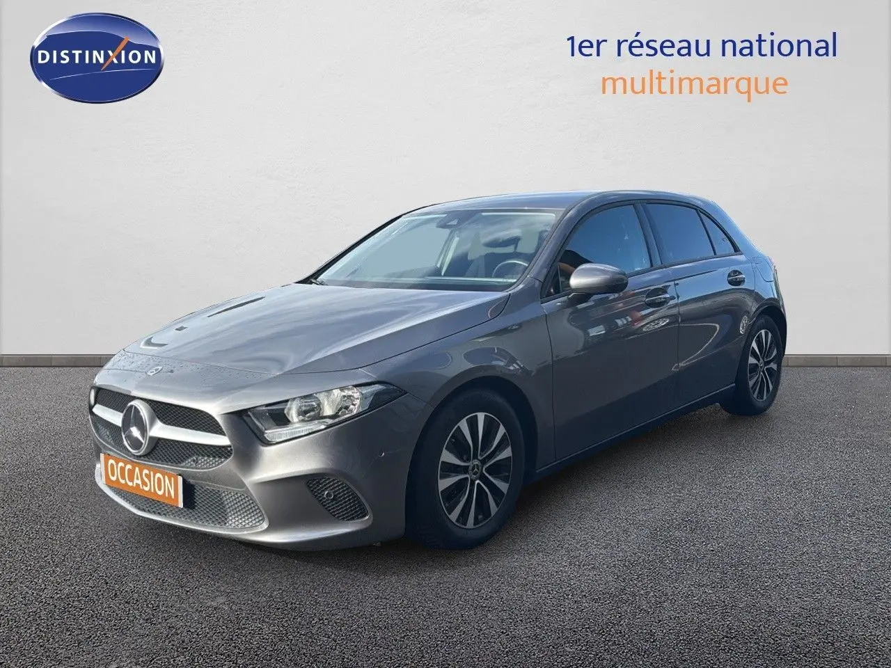 Mercedes Classe A 200D gris montagne métal vue 3/4 avant droit sur fond neutre avec plaque occasion orange.