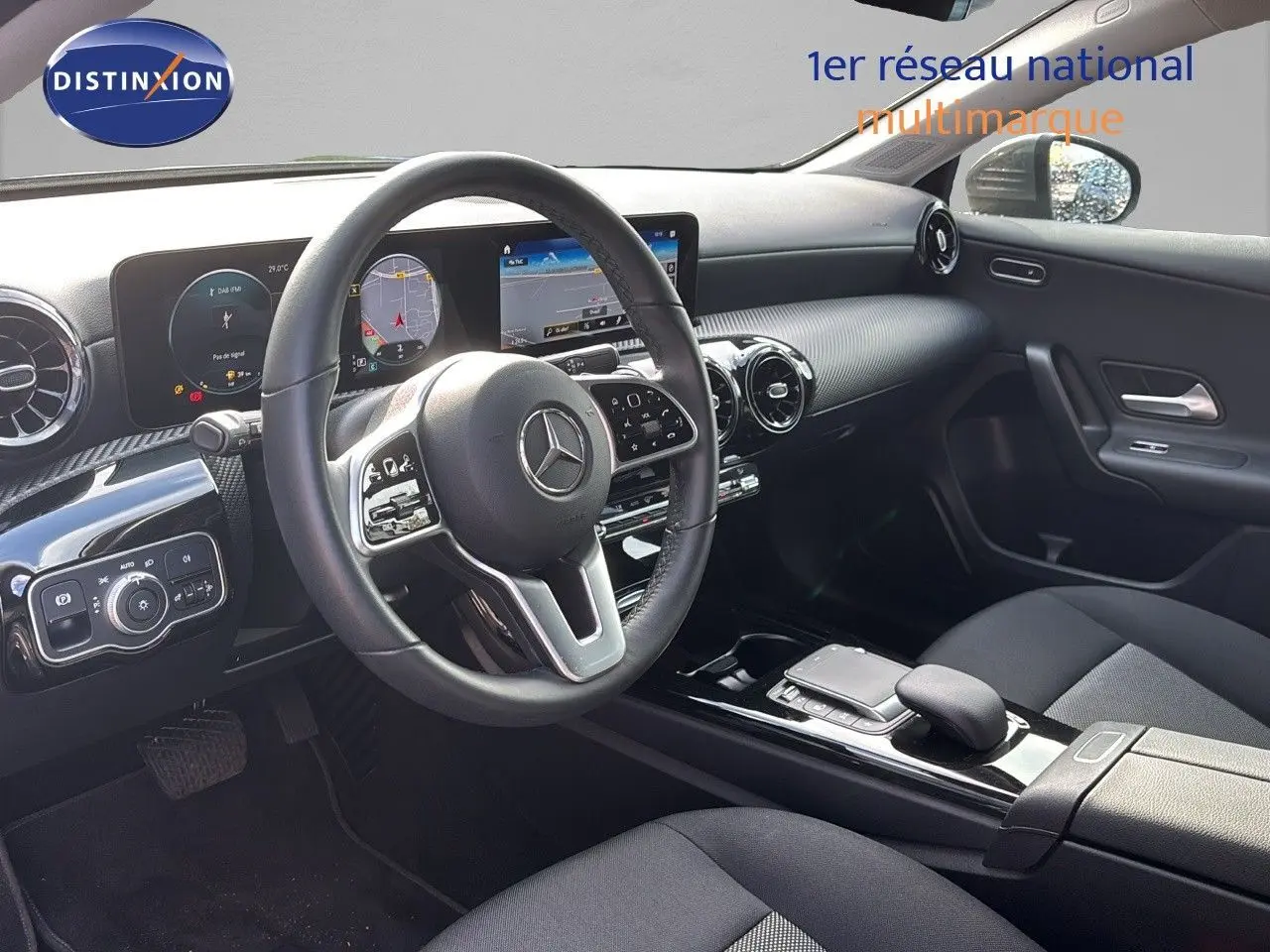 Intérieur de la Mercedes Classe A 200D 2021 vu côté conducteur, tableau de bord moderne et volant multifonction noir.