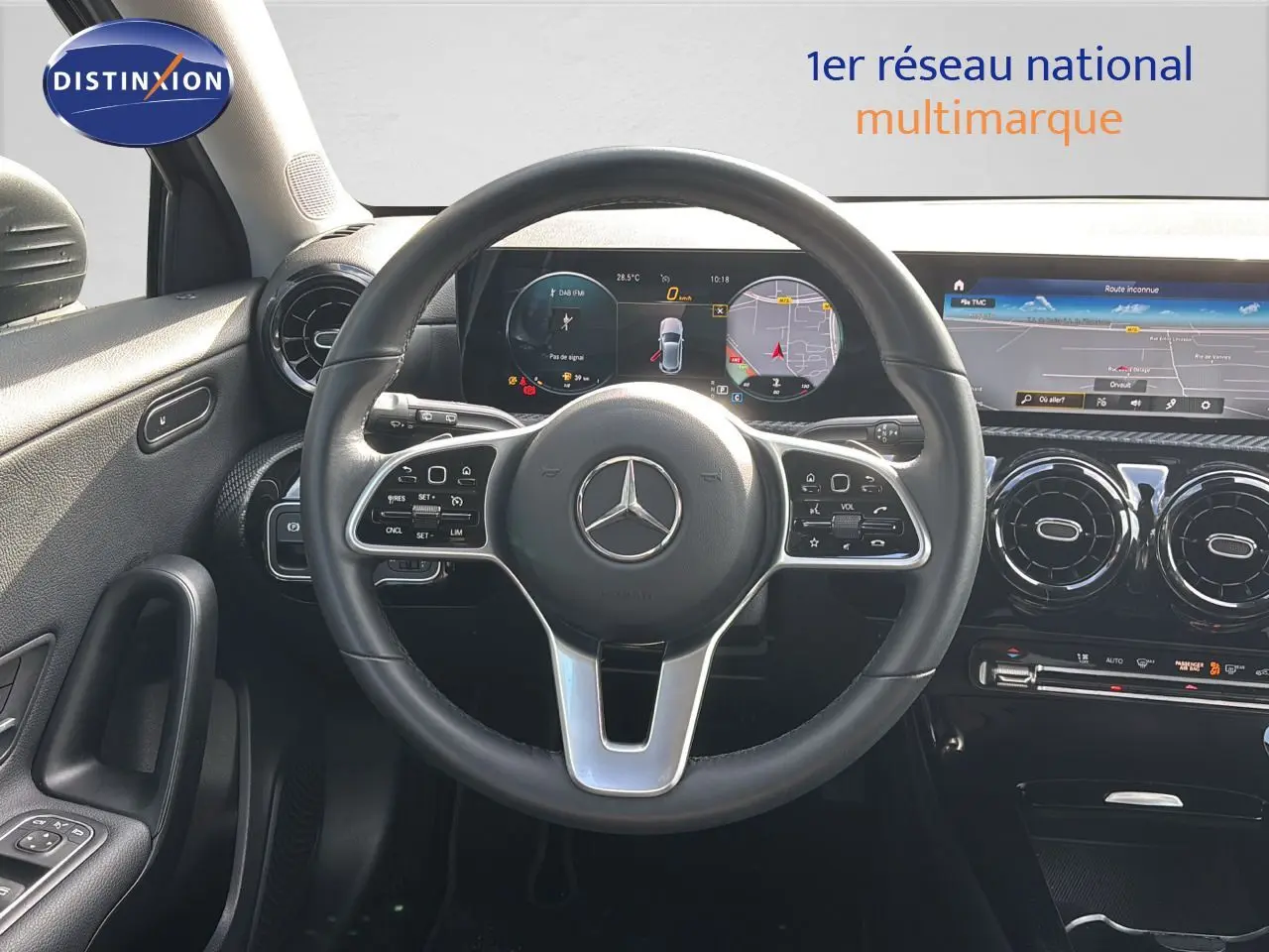 Vue intérieure du volant et tableau de bord numérique d'une Mercedes Classe A 200D Business Solution 2021.
