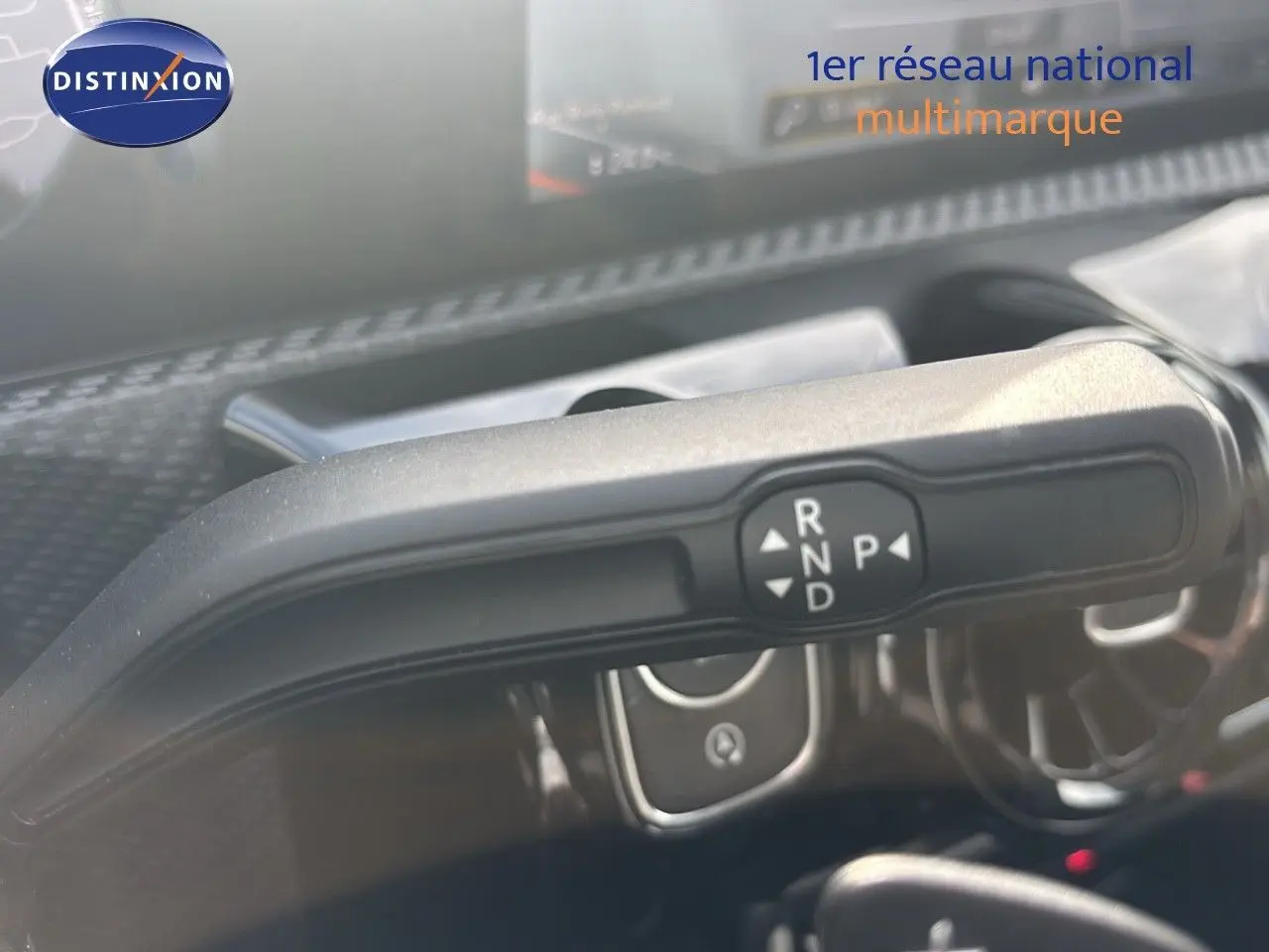 Le levier de boîte automatique noir de la Mercedes Classe A 200D Business Solution, vue rapprochée de l'intérieur.