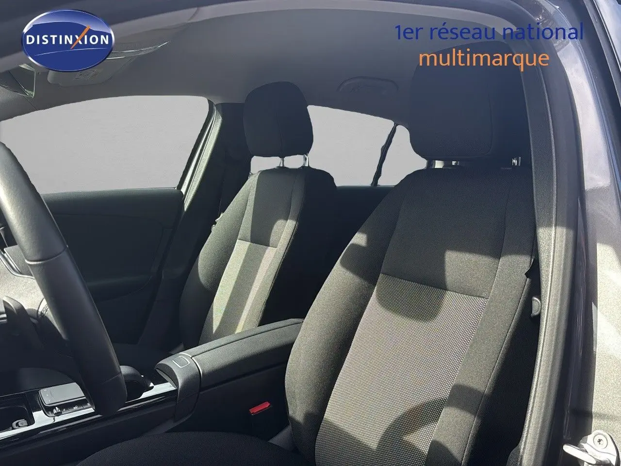 Vue intérieure côté conducteur de la Mercedes Classe A 200D 2021 gris montagne, sièges tissu gris foncé et console centrale.