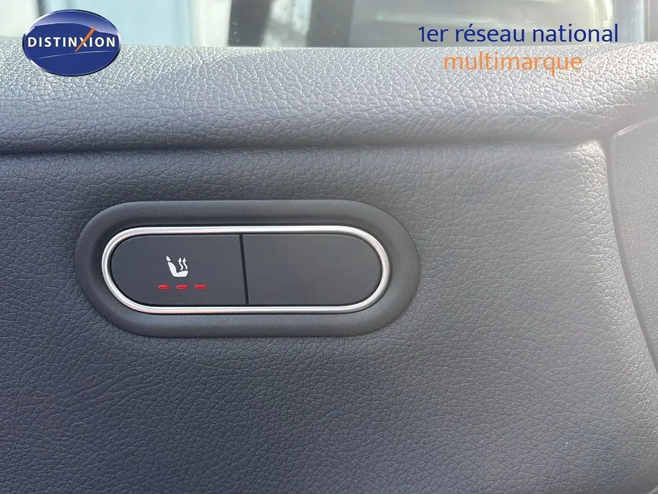 Bouton de réglage de siège chauffant avec trois niveaux rouges sur panneau intérieur noir du Mercedes Classe A 200D.