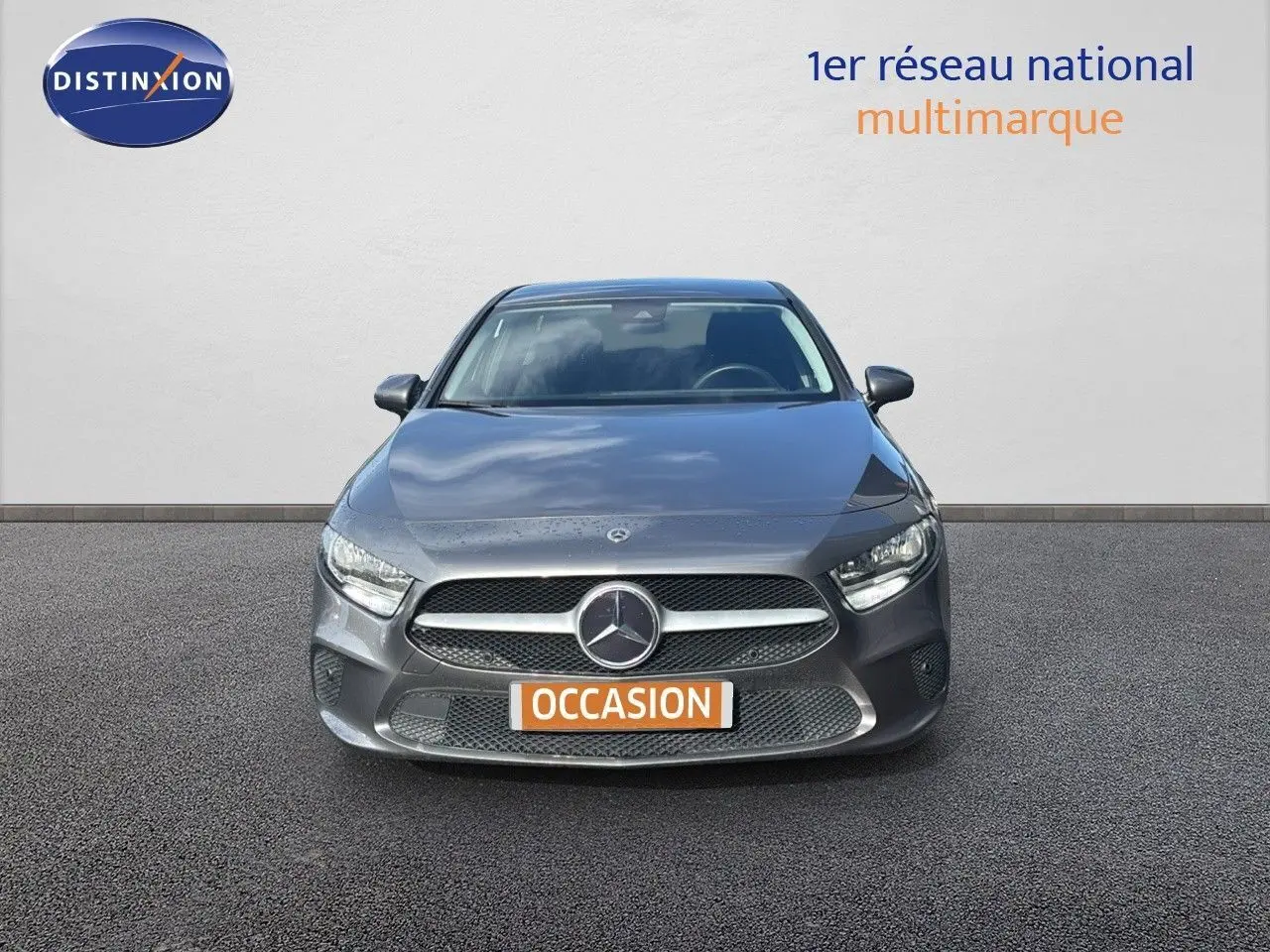 Vue frontale d'une Mercedes Classe A 200D gris montagne métal avec plaque "OCCASION" sur un fond neutre.
