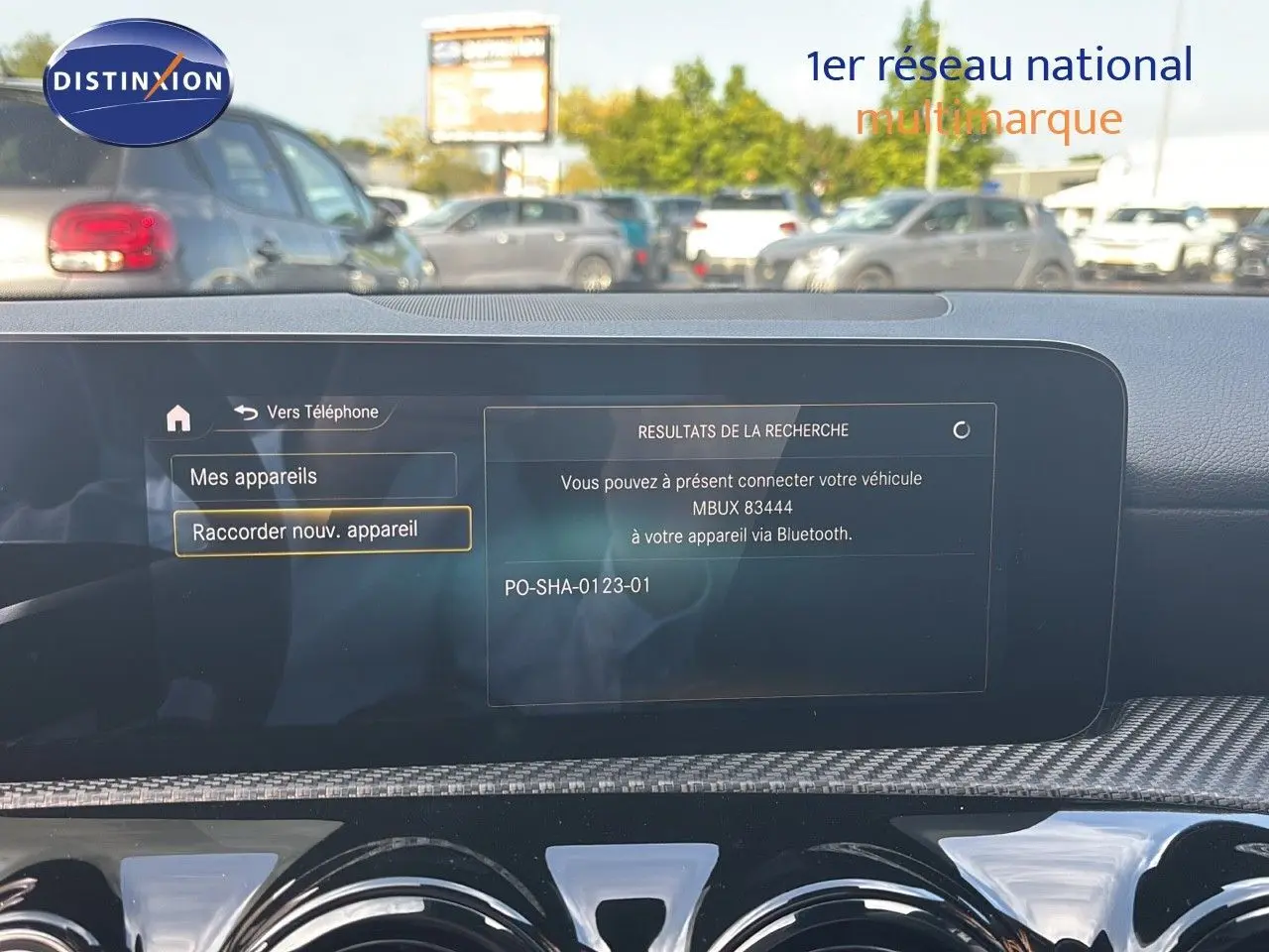 Écran central tactile de la Mercedes Classe A 200D Business Solution 2021, intérieur avec finition carbone gris montagne.