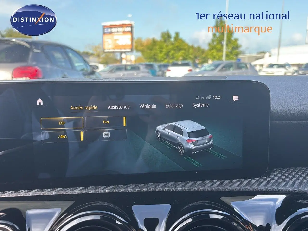 Écran central de la Mercedes Classe A 200D 2021 montrant l'assistance à la conduite, intérieur avec tableau de bord noir.