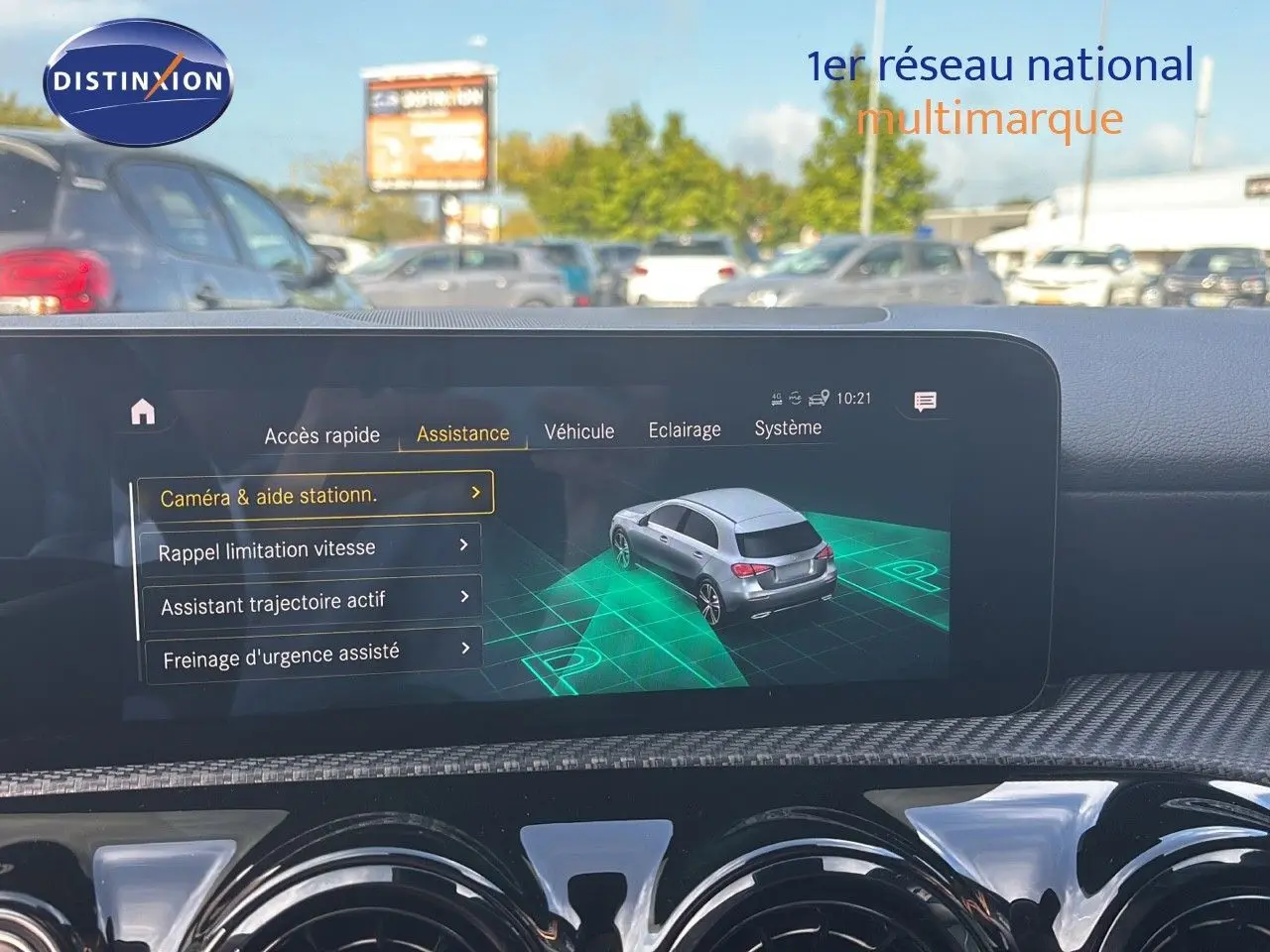 Écran central de la Mercedes Classe A 200D 2021 montrant l'assistance au stationnement avec vue 3D du véhicule gris montagne métal.