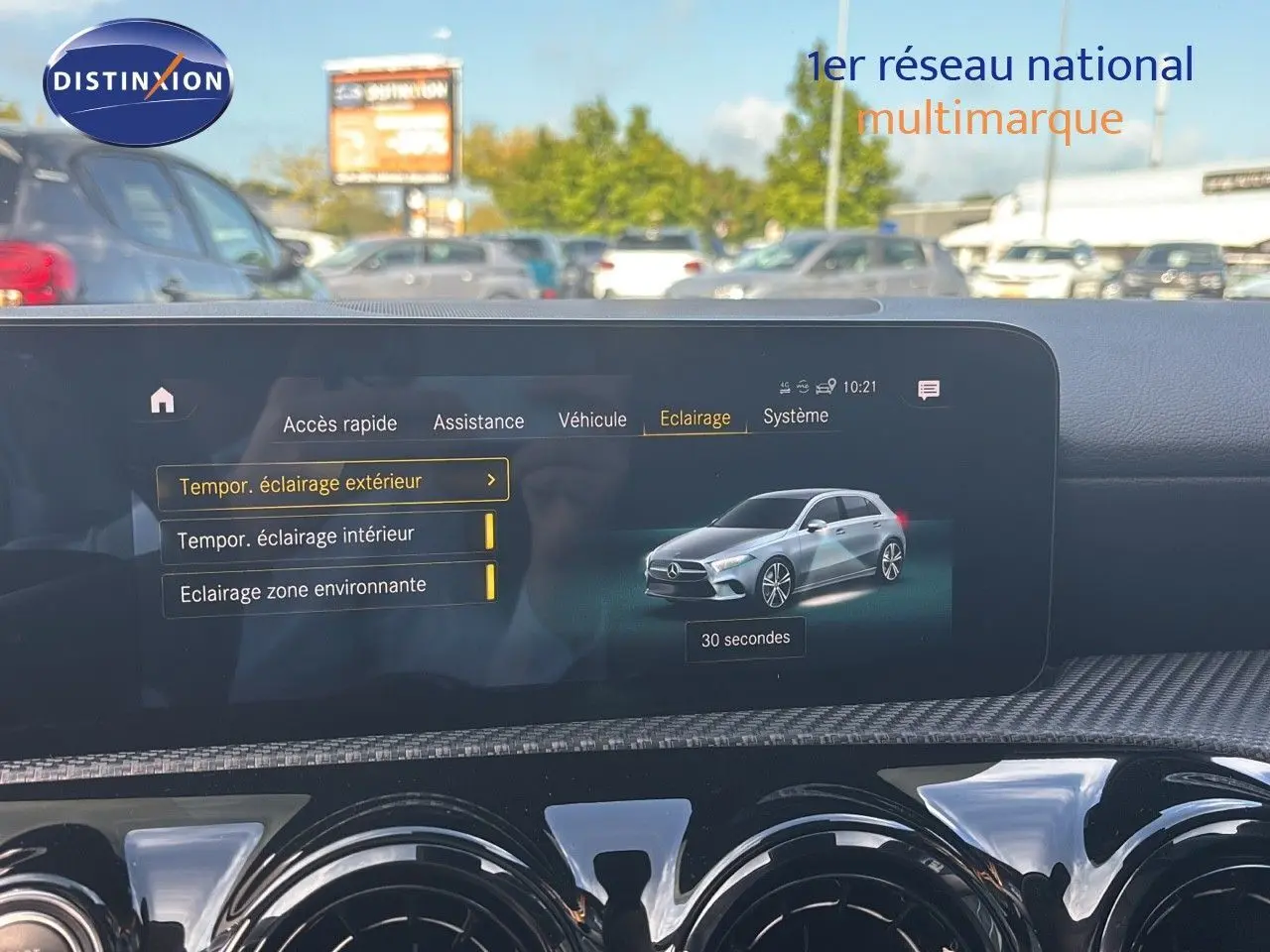 Écran central affichant les réglages d'éclairage d'une Mercedes Classe A 200D gris montagne, vue intérieure.