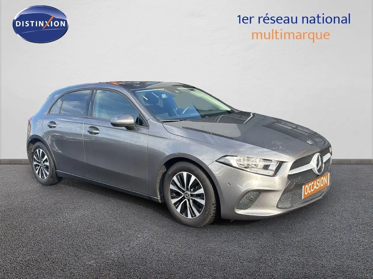 Mercedes Classe A 200D gris montagne métal en 3/4 avant droit, avec jantes alliage et calandre distinctive.