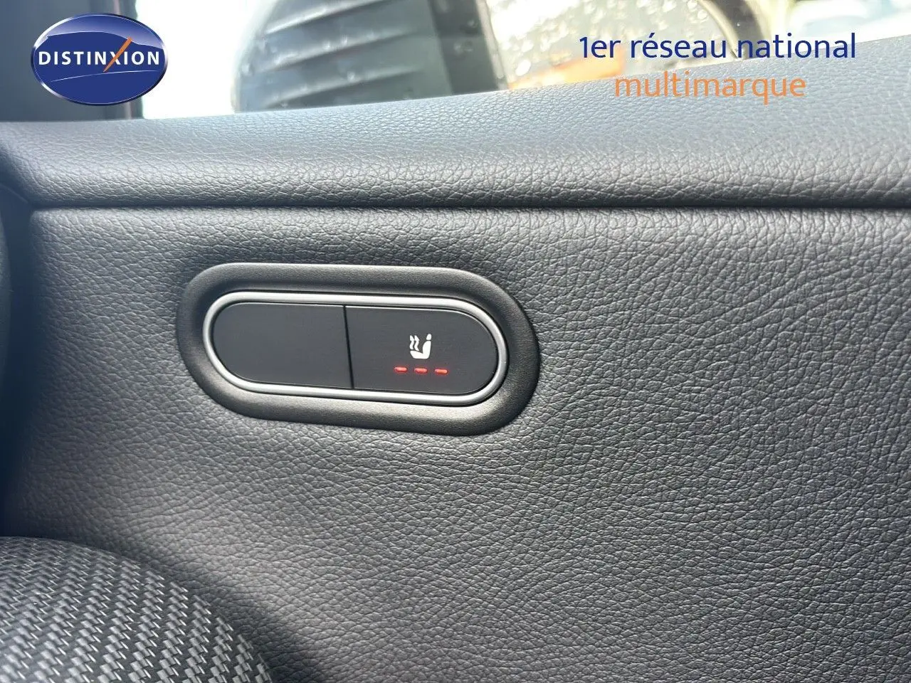 Bouton de siège chauffant en gros plan sur la garniture intérieure noire d'une Mercedes Classe A 200D 2021.