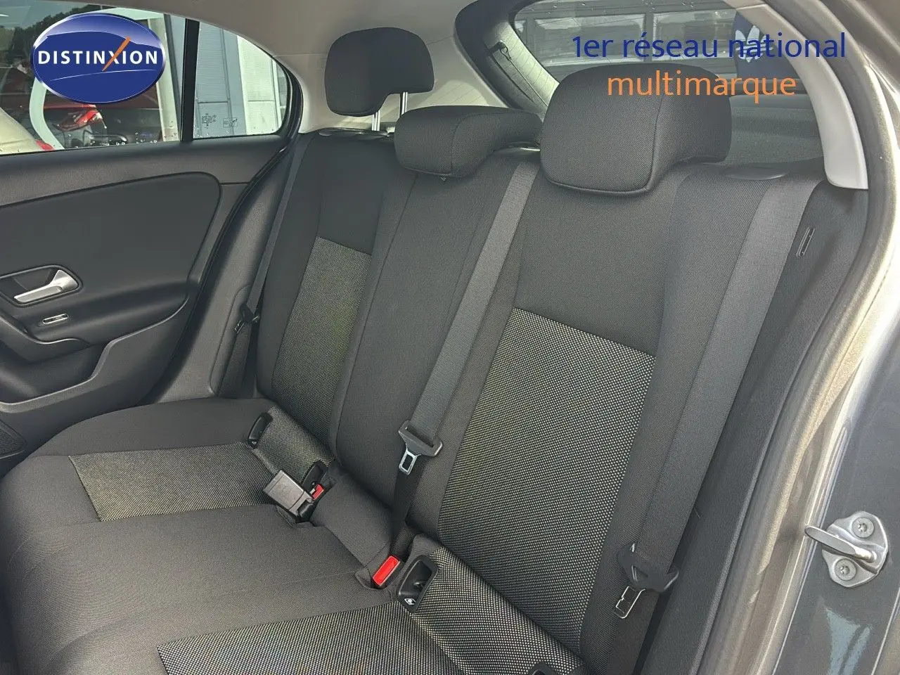 Vue intérieure arrière montrant les sièges arrière gris foncé et tissu contrasté d'une Mercedes Classe A 200D 2021.