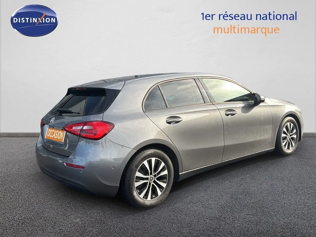 Mercedes Classe A 200D gris montagne métal vue 3/4 arrière droit sur fond neutre, avec jantes alliage et feux arrière visibles.