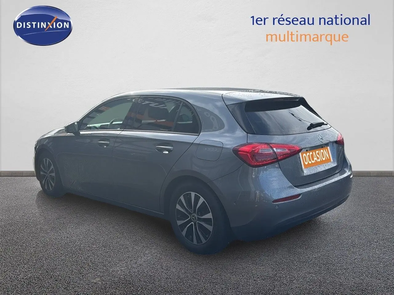 Vue 3/4 arrière droite d'une Mercedes Classe A 200D Business Solution gris montagne métallisé avec jantes alliage et hayon fermé.