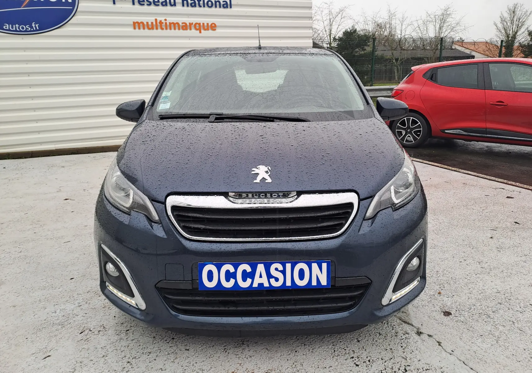 Vue de face d'une Peugeot 108 bleue 2016 avec feux diurnes LED et plaque "OCCASION" visible.