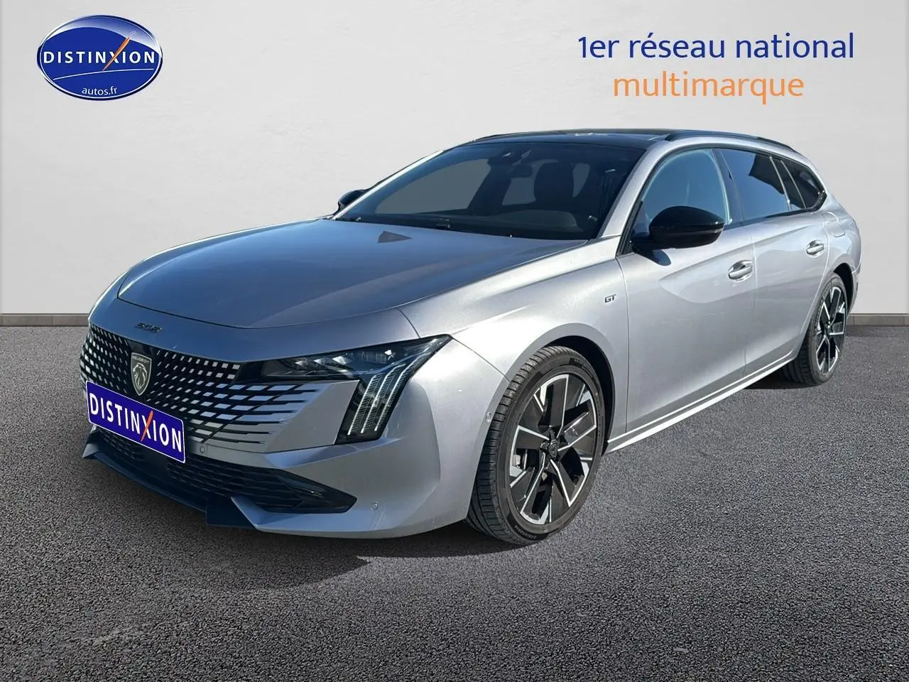 Peugeot 508 SW Hybrid gris Artense vue 3/4 avant droit, avec calandre distinctive et jantes alu noires.