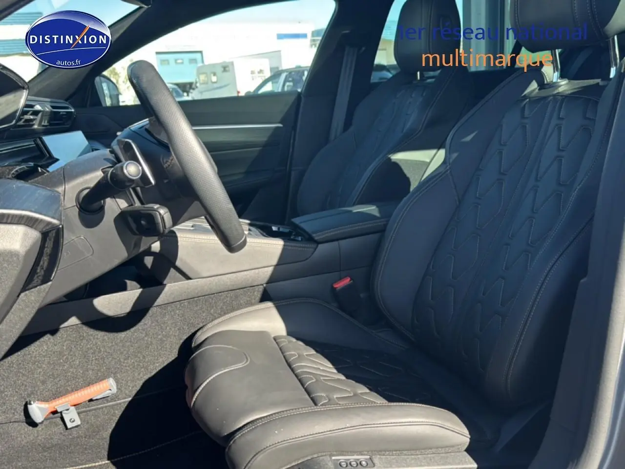 Vue intérieure côté conducteur de la Peugeot 508 SW Hybrid 225 GT e-EAT8 avec sièges en cuir noir et surpiqûres apparentes.