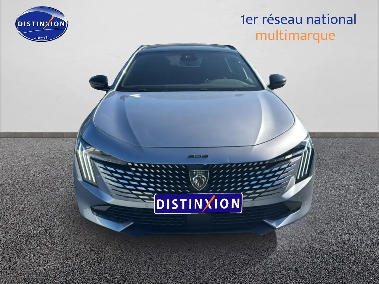 Vue frontale d'une Peugeot 508 SW Hybrid 225 GT gris artense avec calandre chromée et phares LED distinctifs.