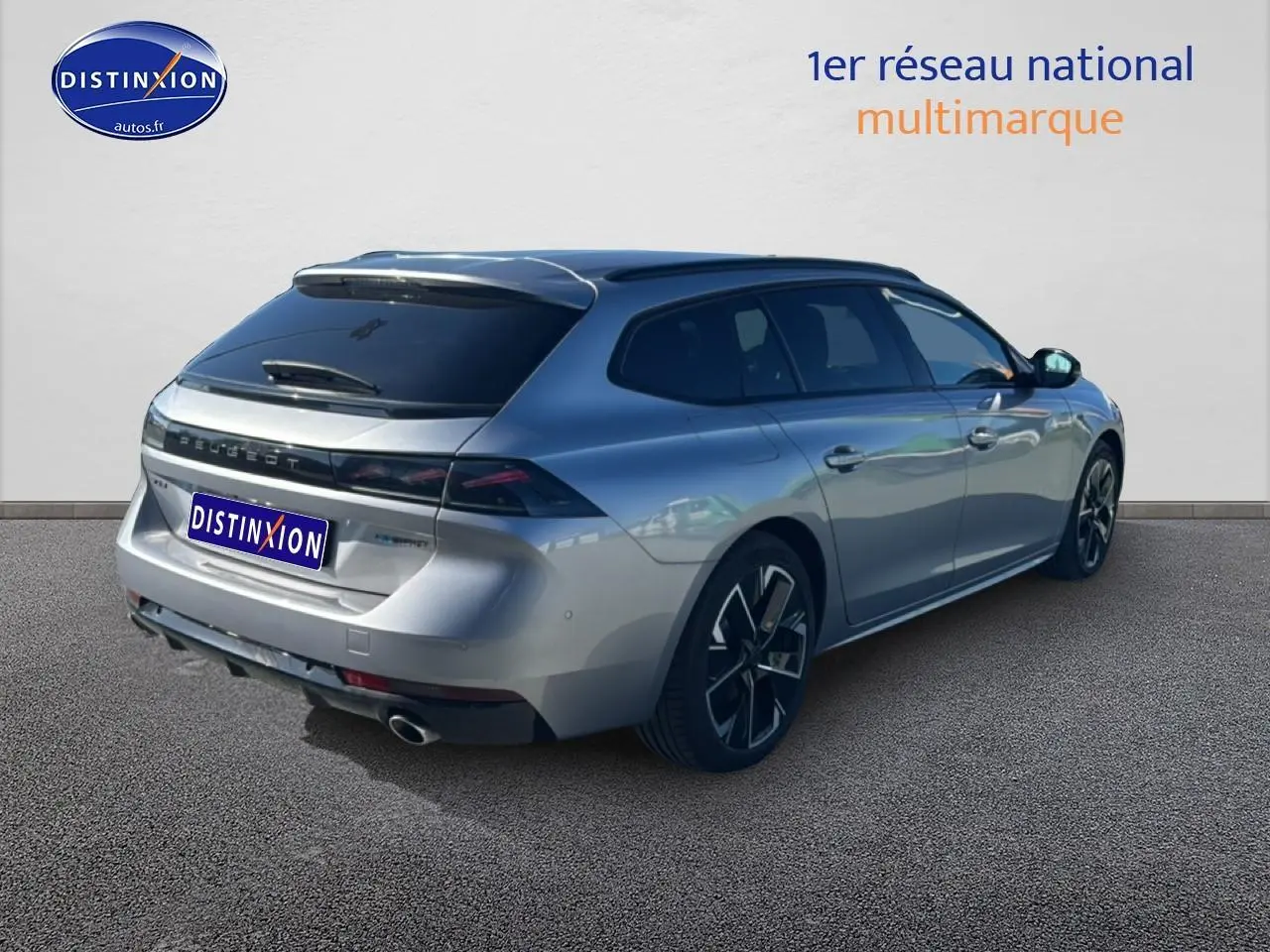 Peugeot 508 SW Hybrid gris artense vue 3/4 arrière droit avec jantes alu et vitres surteintées.