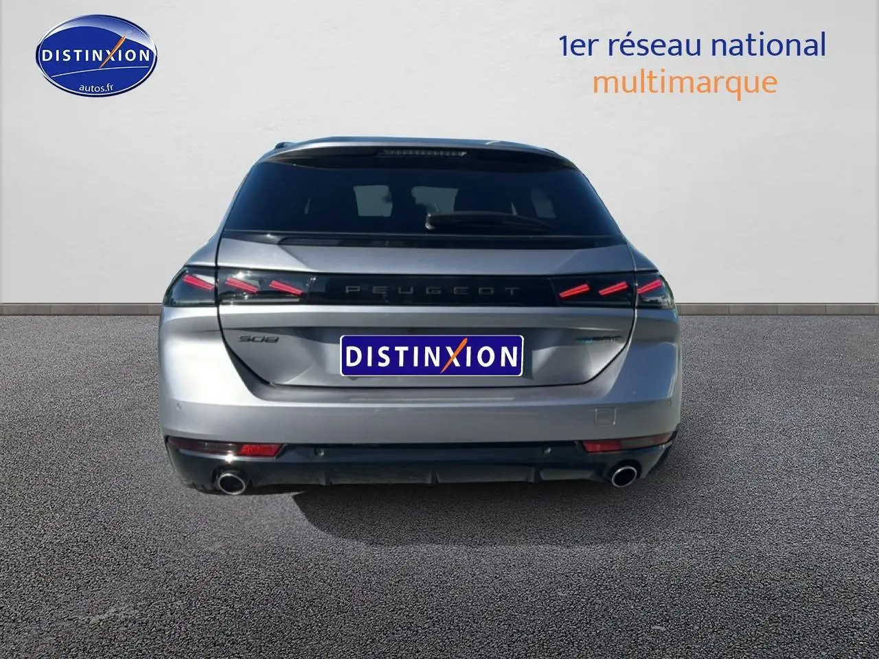 Vue arrière d'une Peugeot 508 SW Hybrid 225 gt e-eat8 gris artense avec feux LED et double sortie d'échappement.
