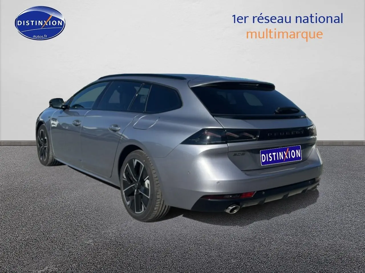 Peugeot 508 SW Hybrid gris artense vue 3/4 arrière droit, jantes alu noires et vitres surteintées.