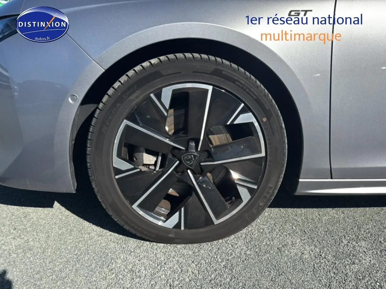 Gros plan sur la roue avant droite d’une Peugeot 508 SW Hybrid 225 GT gris artense avec jante alu noire et argent.